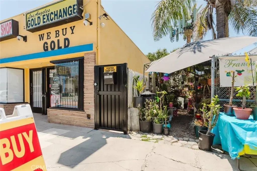 10550 W Victory Boulevard, North Hollywood