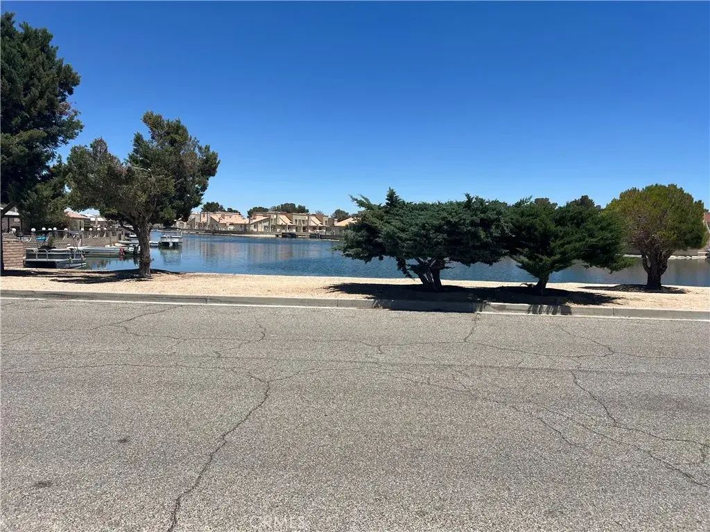 27250 Outrigger, Helendale