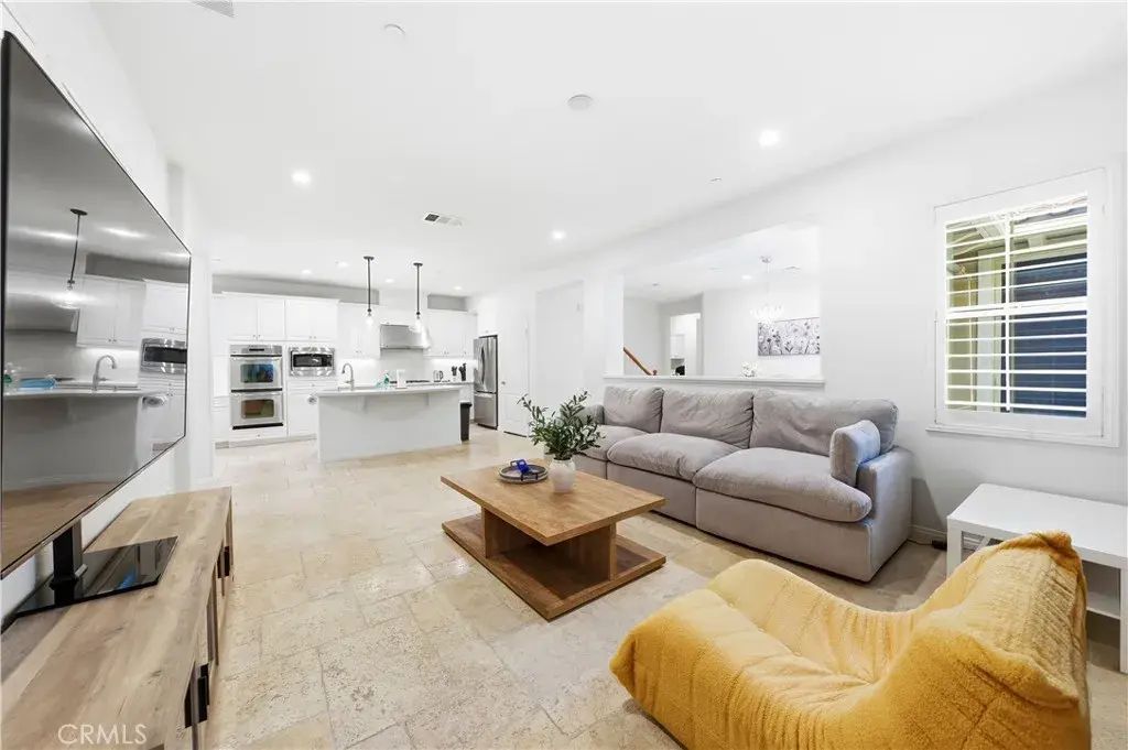 37 Roycroft, Irvine