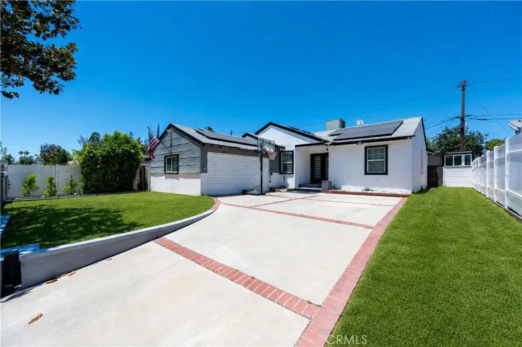12521 Stagg Street, North Hollywood