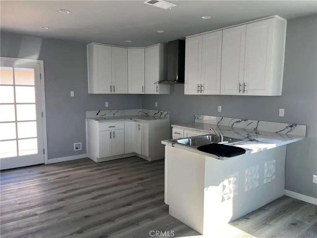 1215 W 104, Los Angeles
