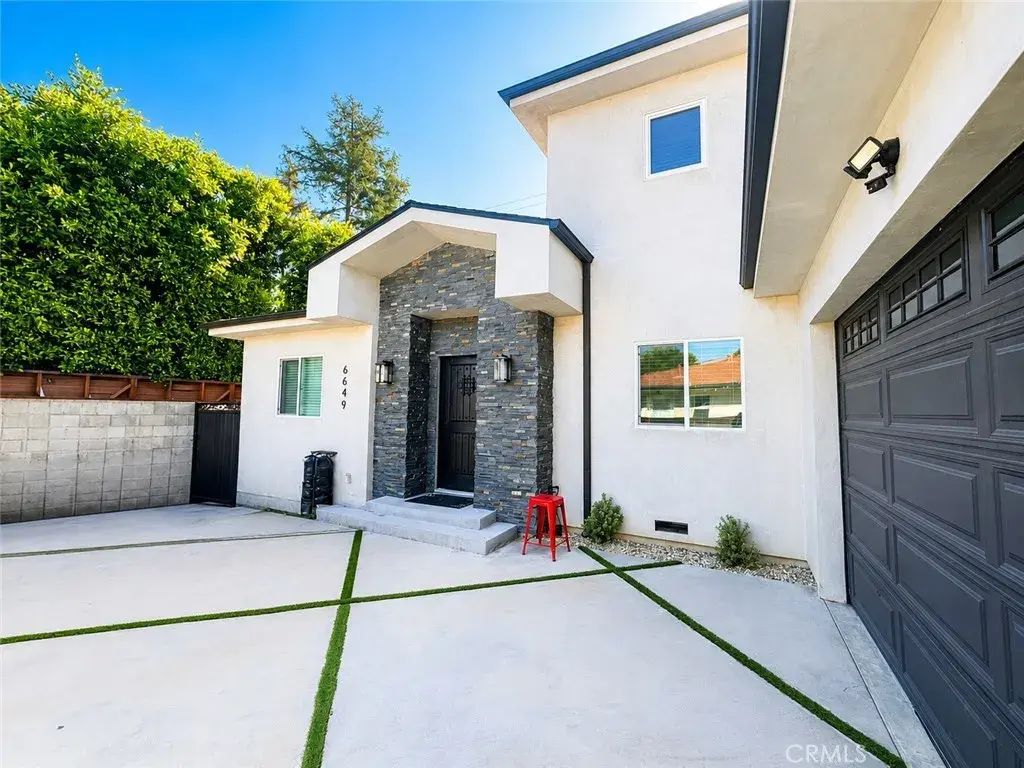 6651 Noble, Van Nuys