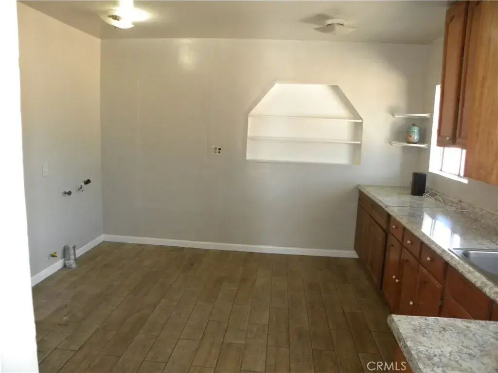 4611 Leonis, Commerce