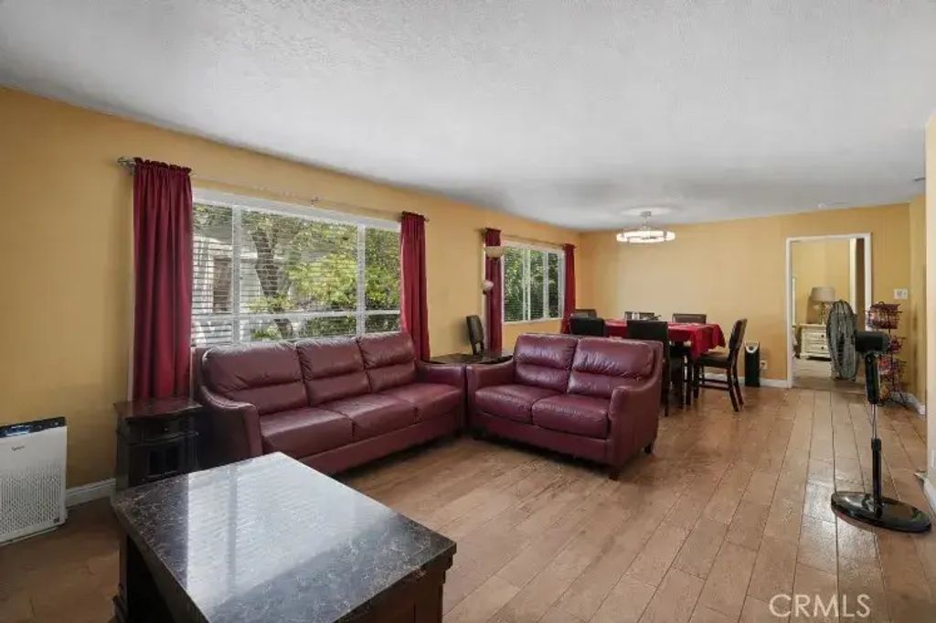 18601 Collins D30, Tarzana