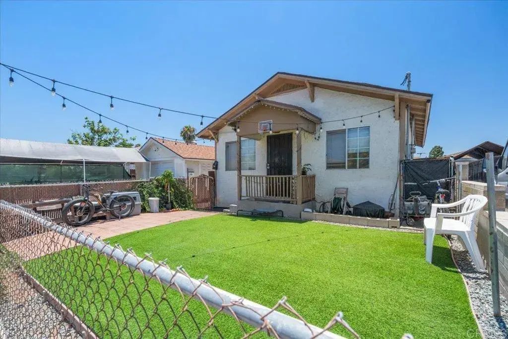 4811 Castle Avenue, 