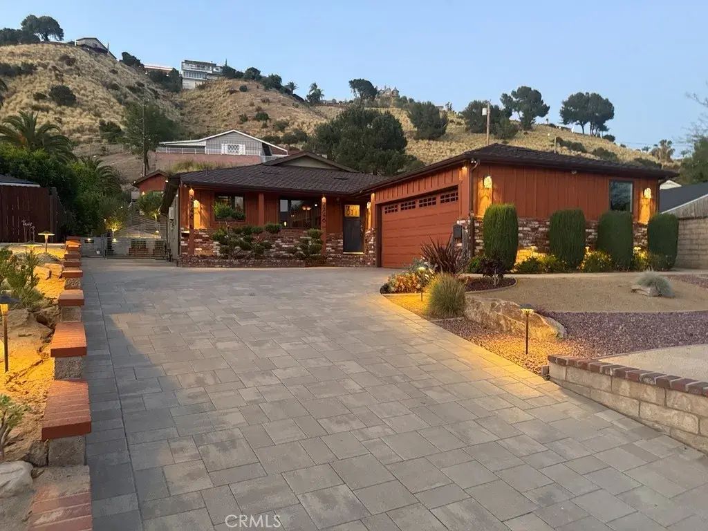 2746 N Kenneth Road North, Burbank