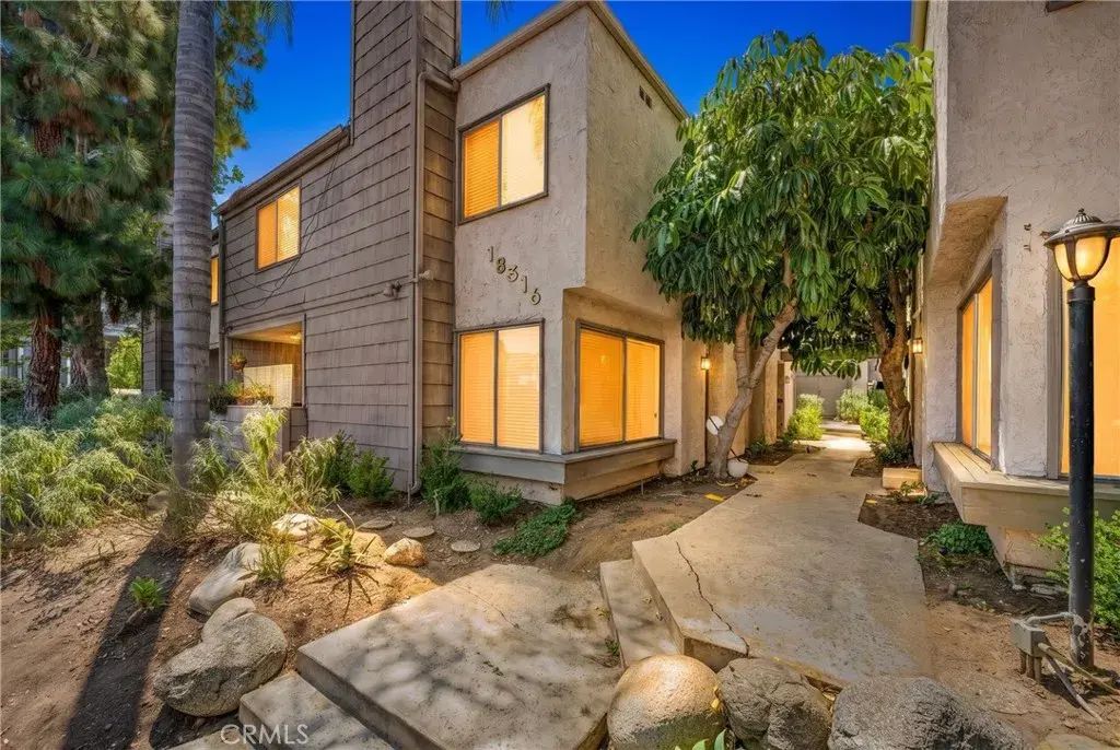 18316 Hatteras 20, Tarzana