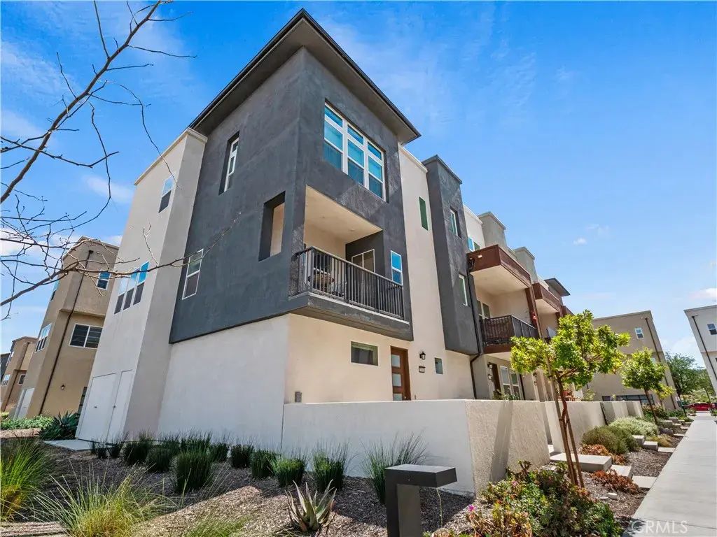 27013 Hummingbird Lane, Valencia