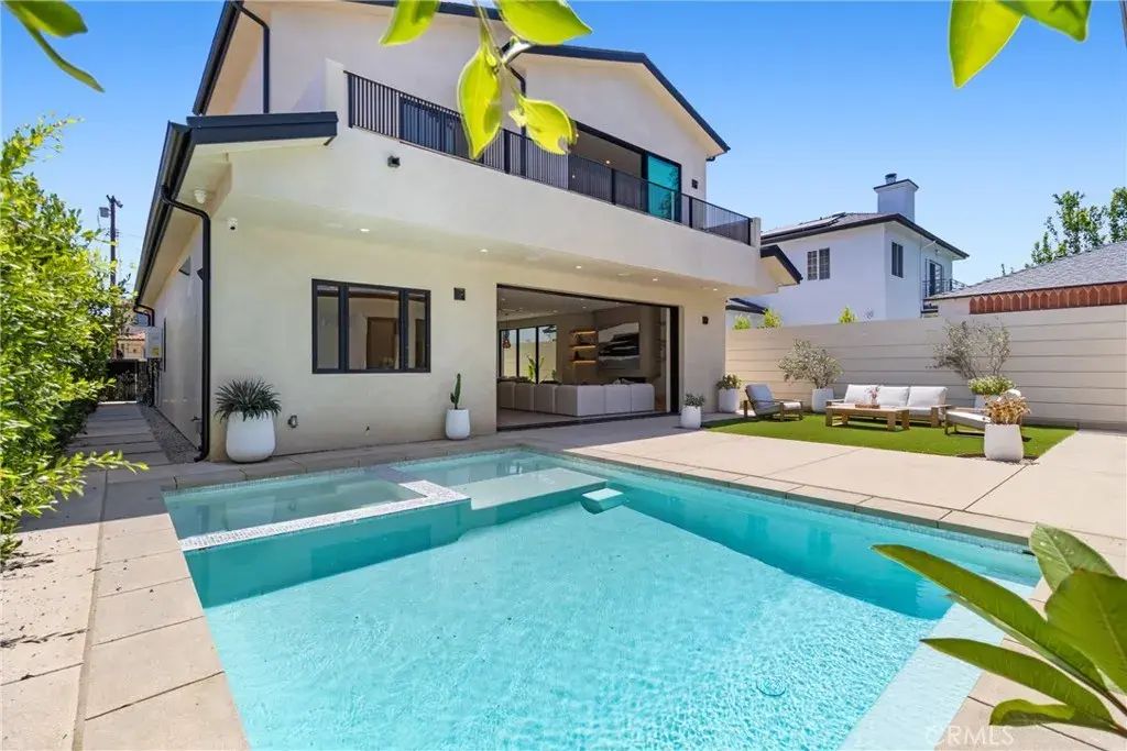 15721 Addison, Encino