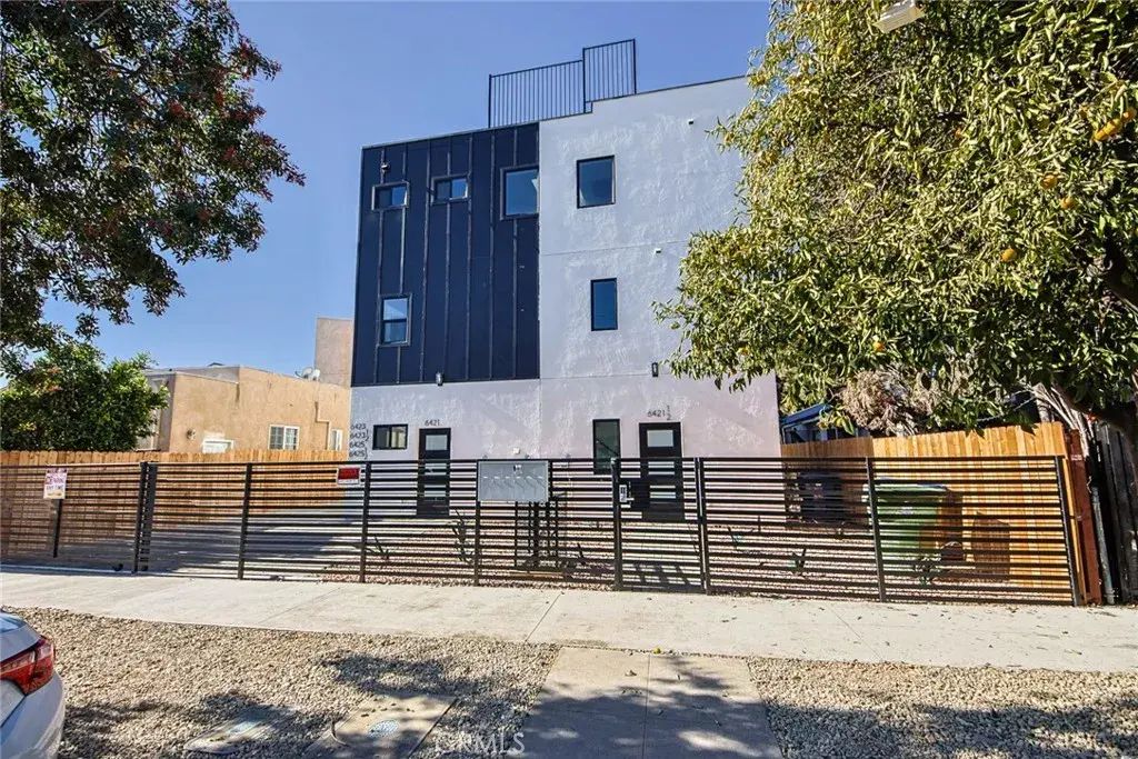 6425 Troost Avenue 1/2, North Hollywood