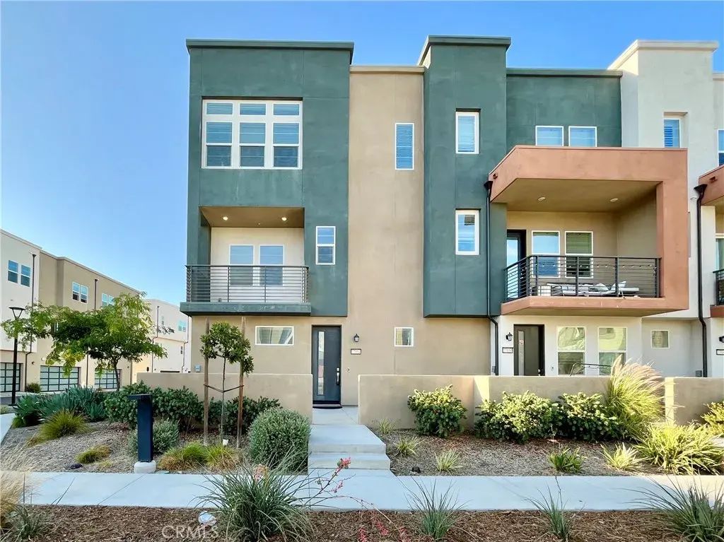 27054 Hummingbird Lane, Valencia