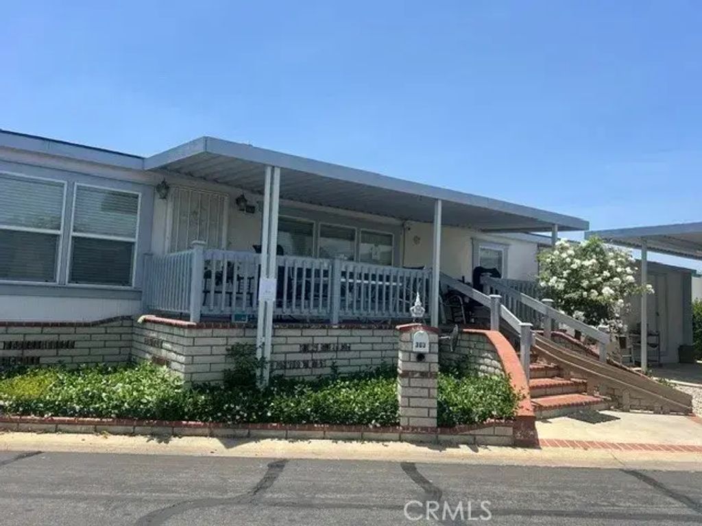 8811 Canoga 303, Canoga Park