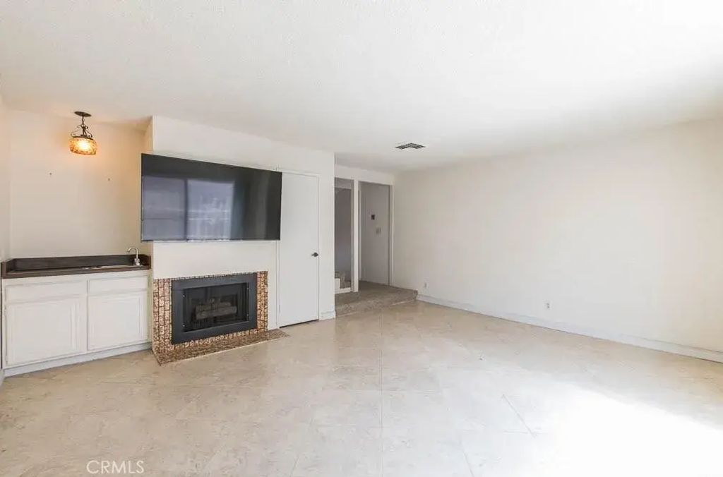 18631 Collins Street 30, Tarzana