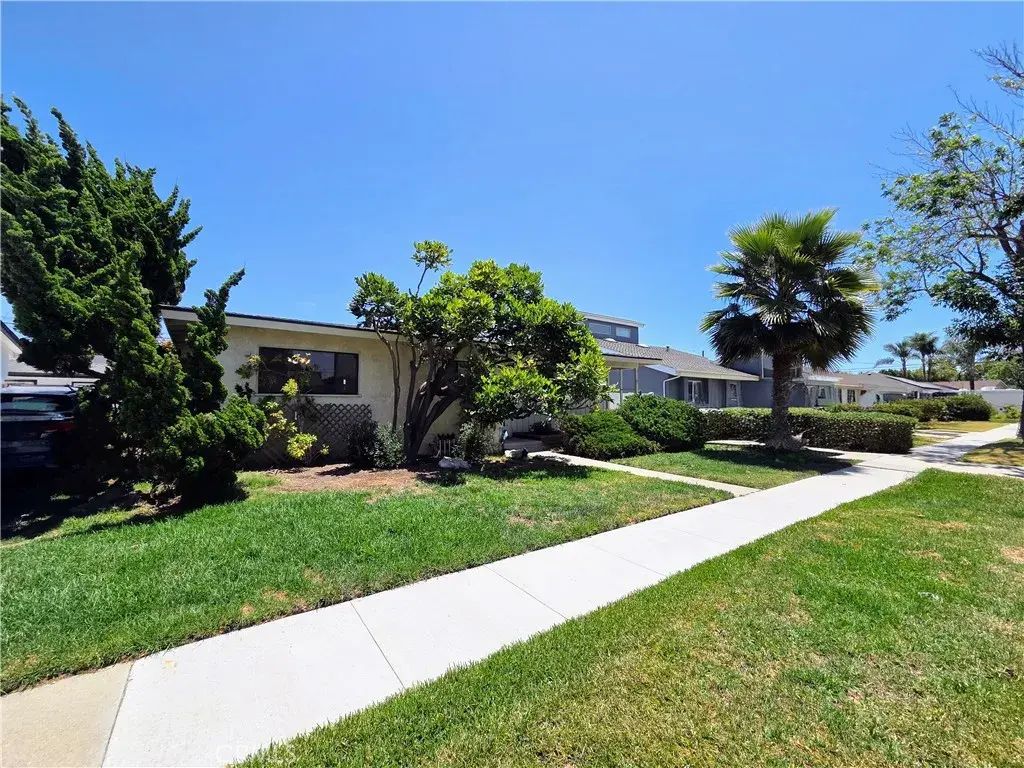 2080 Senasac Avenue, Long Beach