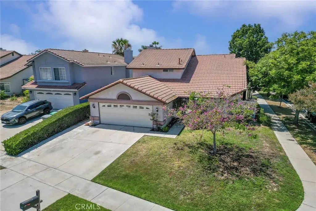 956 Hedges, Corona