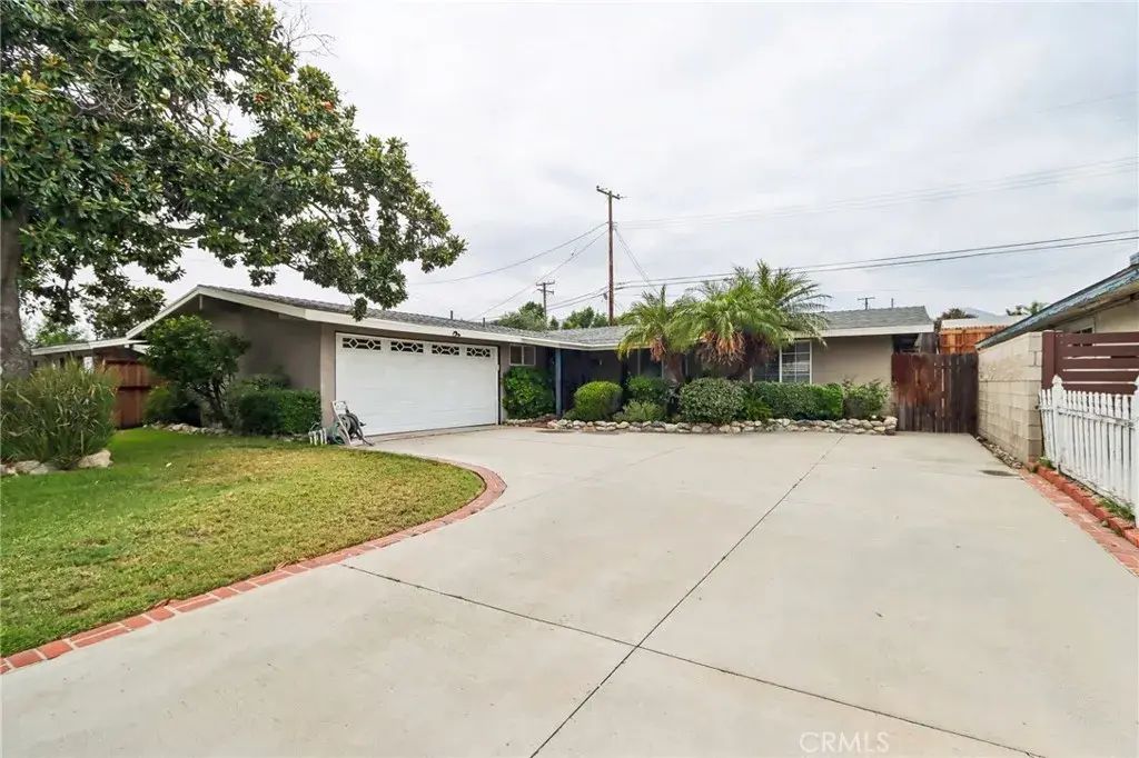 1107 E Walnut Avenue, Glendora