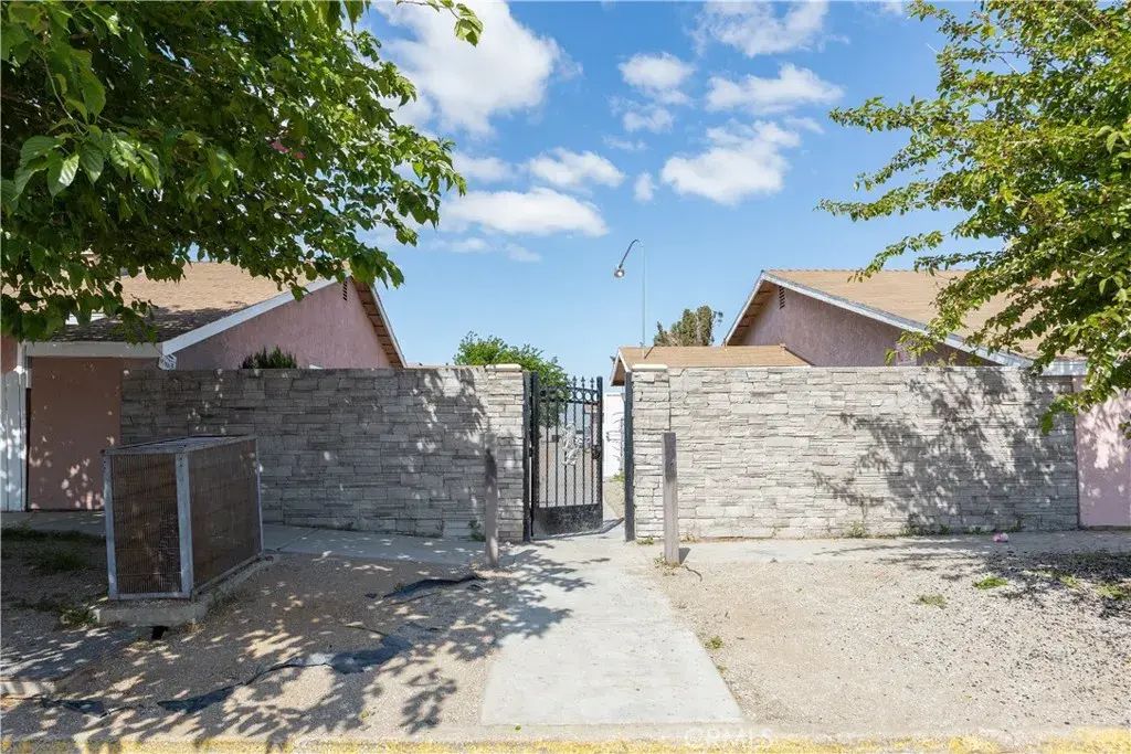 11211 La Habra, Adelanto