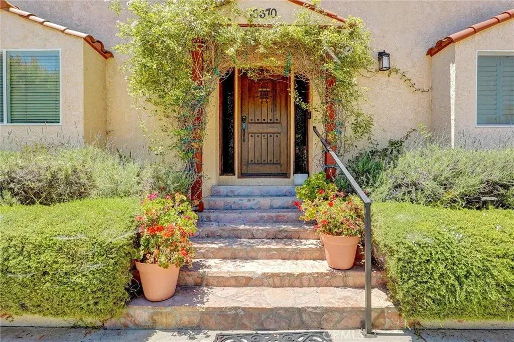 16670 Moorpark, Encino