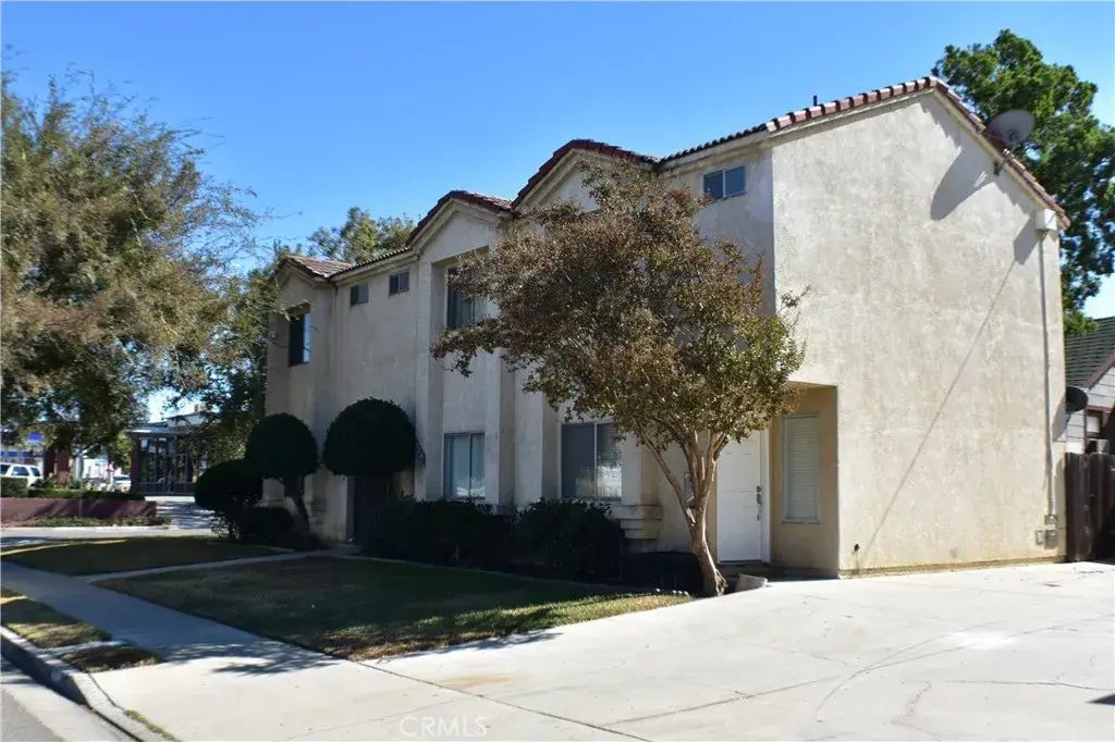 220 W 3rd 101, Corona