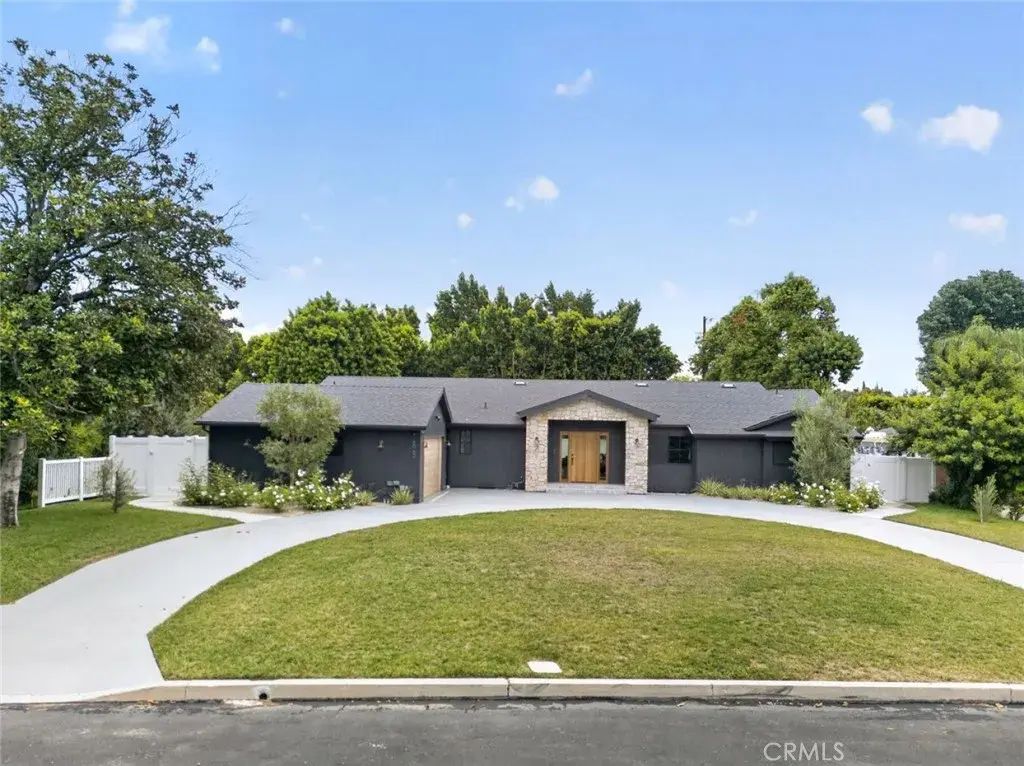 8960 Oak Park Avenue, Sherwood Forest