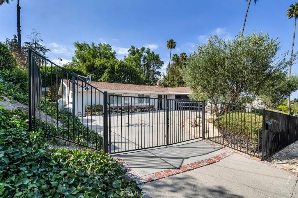 20509 Rhoda, Woodland Hills