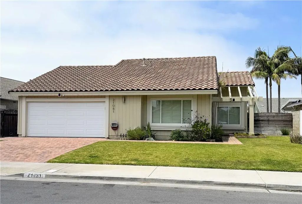 21081 White Horse Ln, Huntington Beach