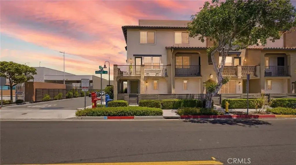 2560 Valentina, Commerce