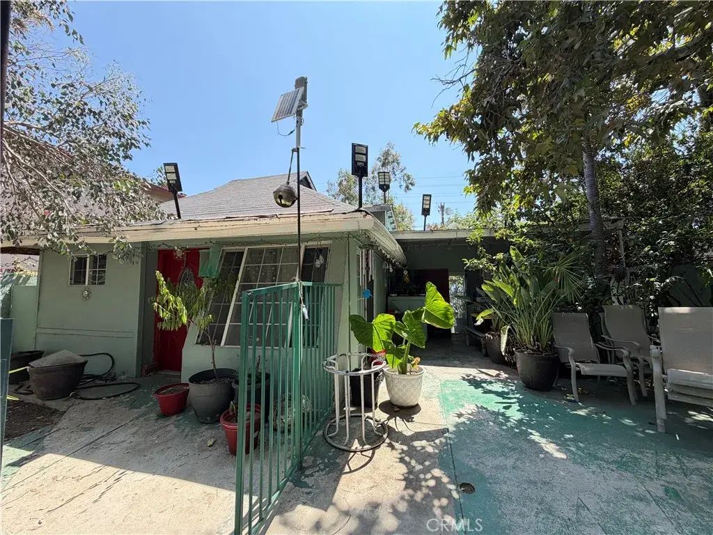 5925 Whitnall Highway, North Hollywood