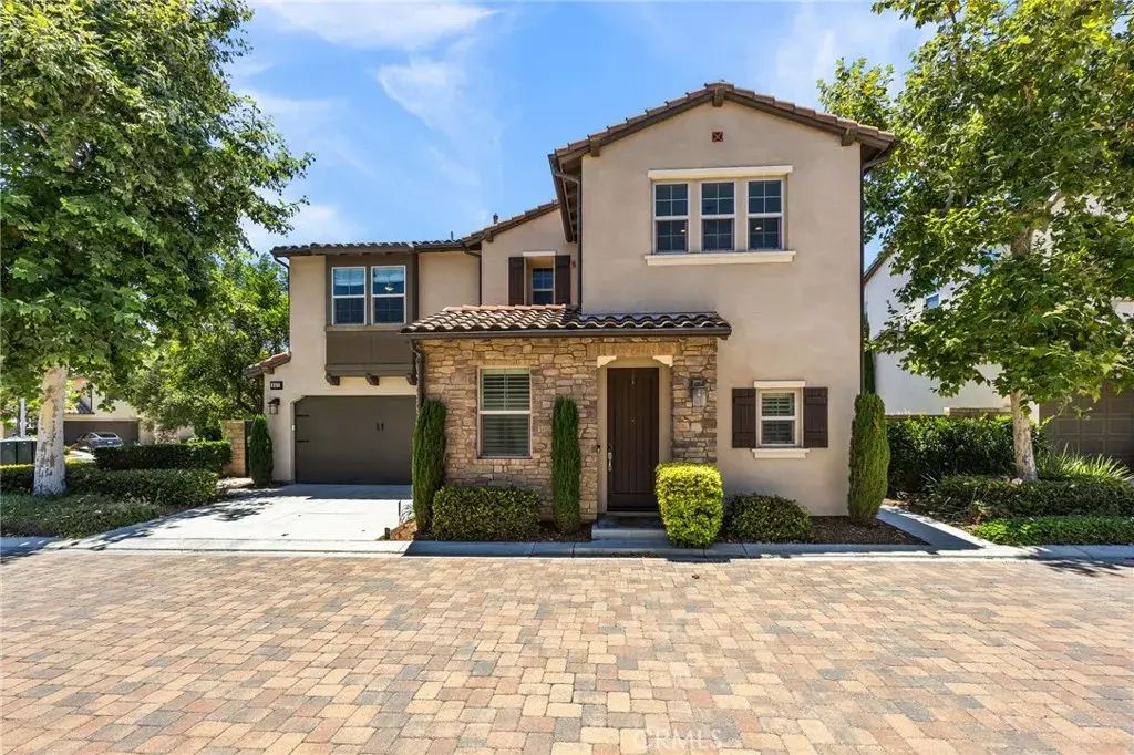 357 Laurel, Lake Forest