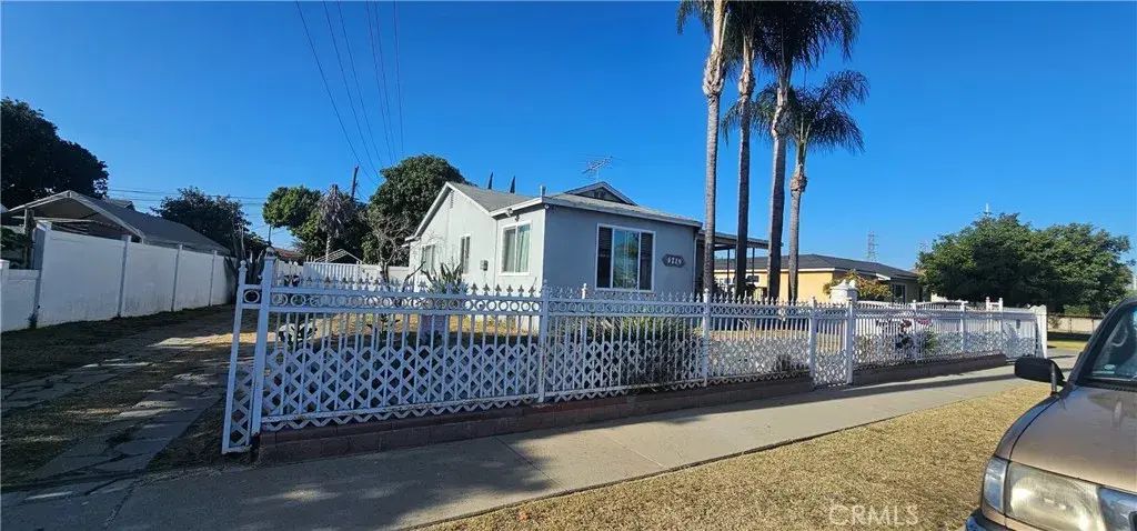 6219 Lanto, Bell Gardens