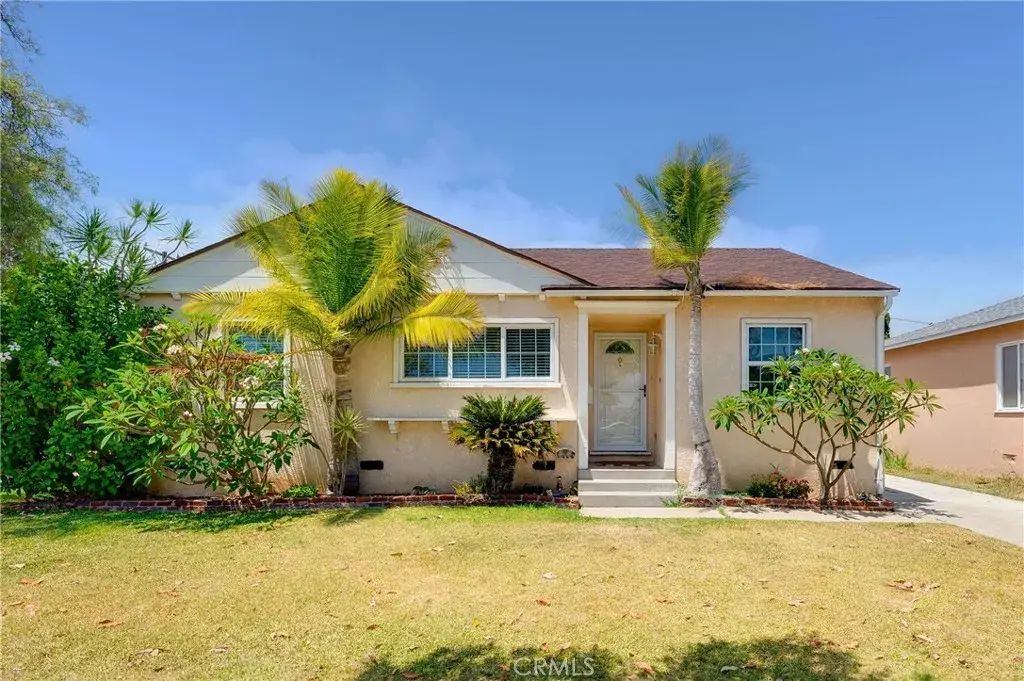 2549 Bomberry, Lakewood
