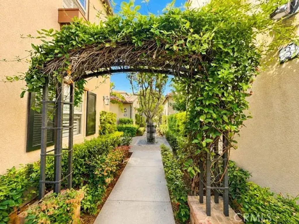 21 Costa Brava, Irvine