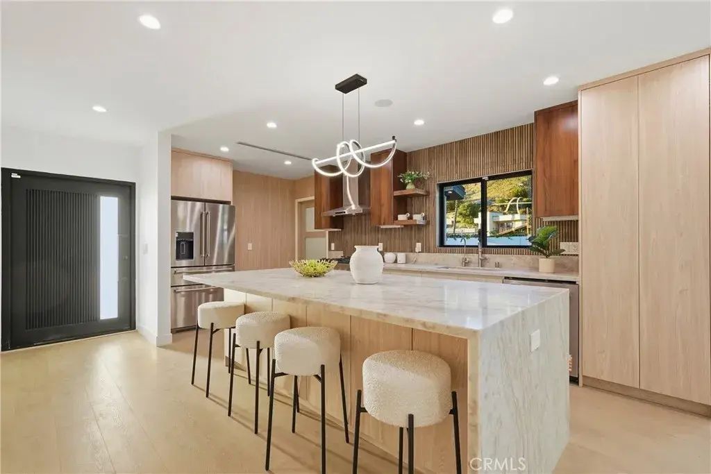 21407 Mulholland Drive, Woodland Hills
