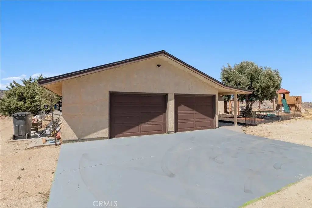 8734 Vientos, Leona Valley
