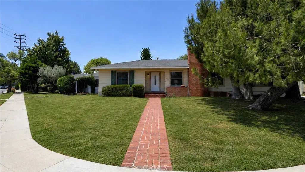 10207 Camarillo Street, Toluca Lake