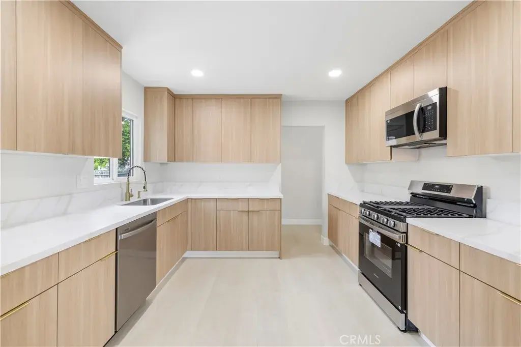 7108 Quakertown Avenue, Winnetka