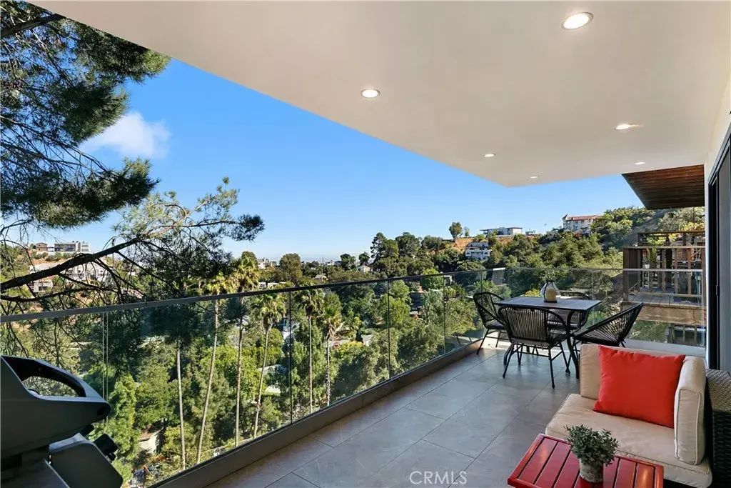 8960 Crescent Drive, Los Angeles