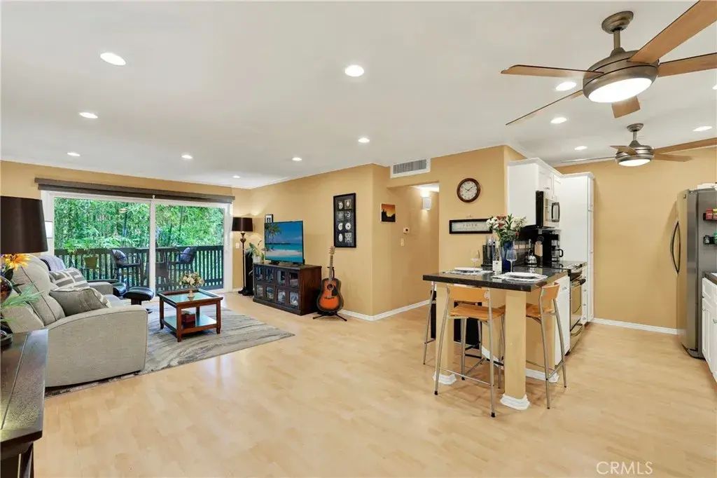 552 N Bellflower 303, Long Beach