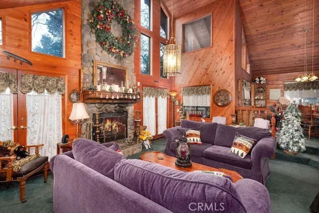 723 Bergschrund, Crestline