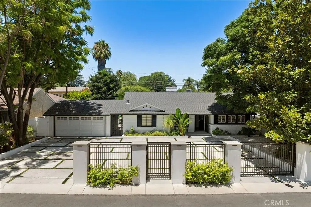 22925 Leonora, Woodland Hills