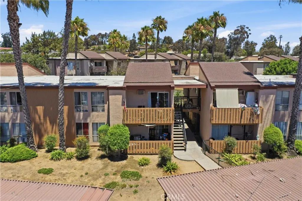 1050 Rock Springs, Escondido