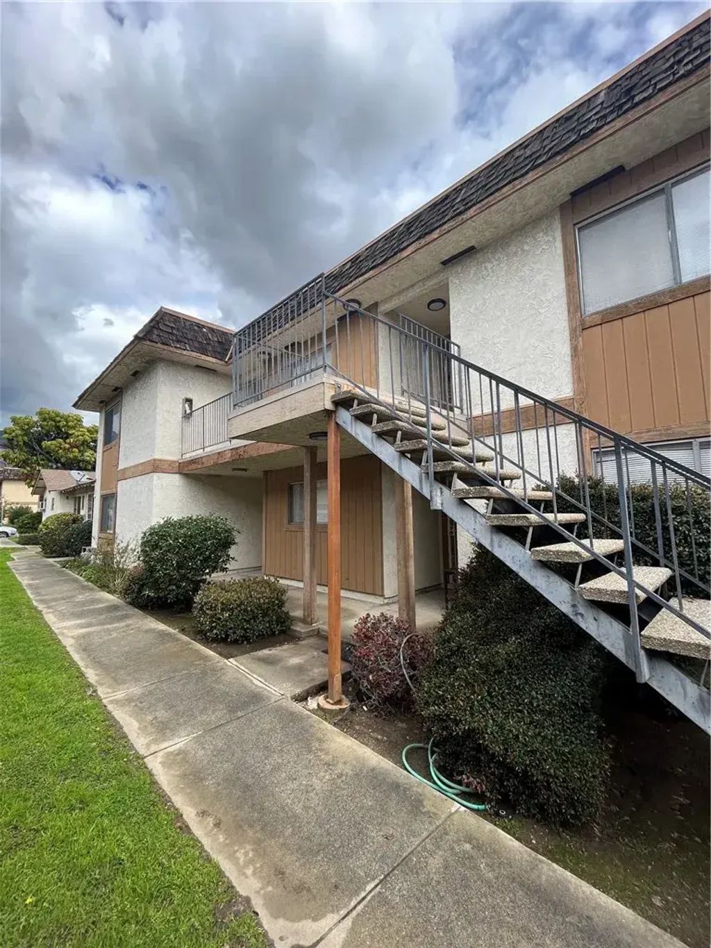 320 W Mountain View B, Glendora
