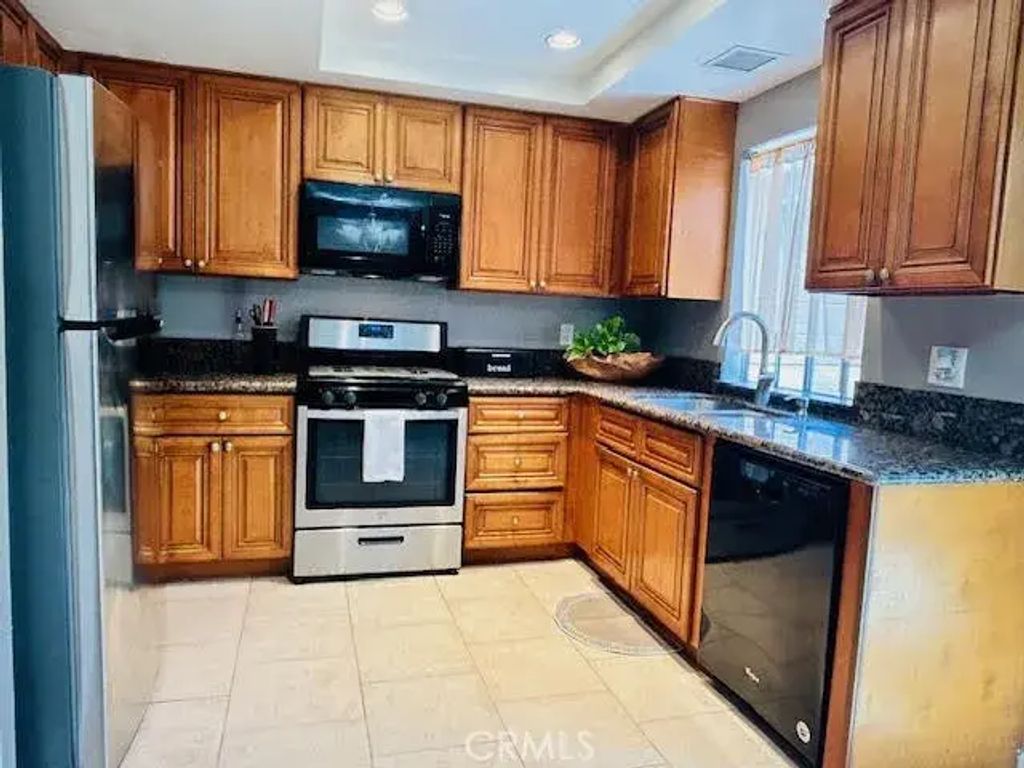 7304 Exeter Street E, Paramount