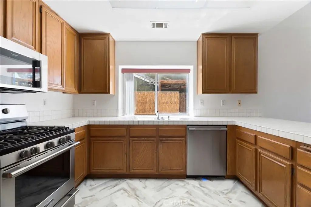 1845 West Avenue H 8, Lancaster