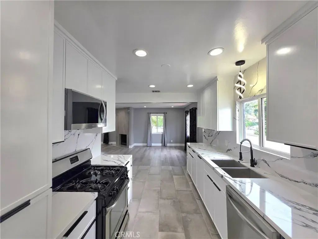 7523 Darby, Reseda