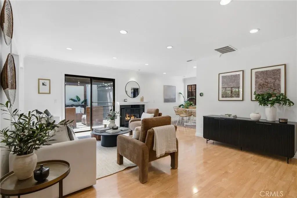 1429 Valley View Road 32, Glendale
