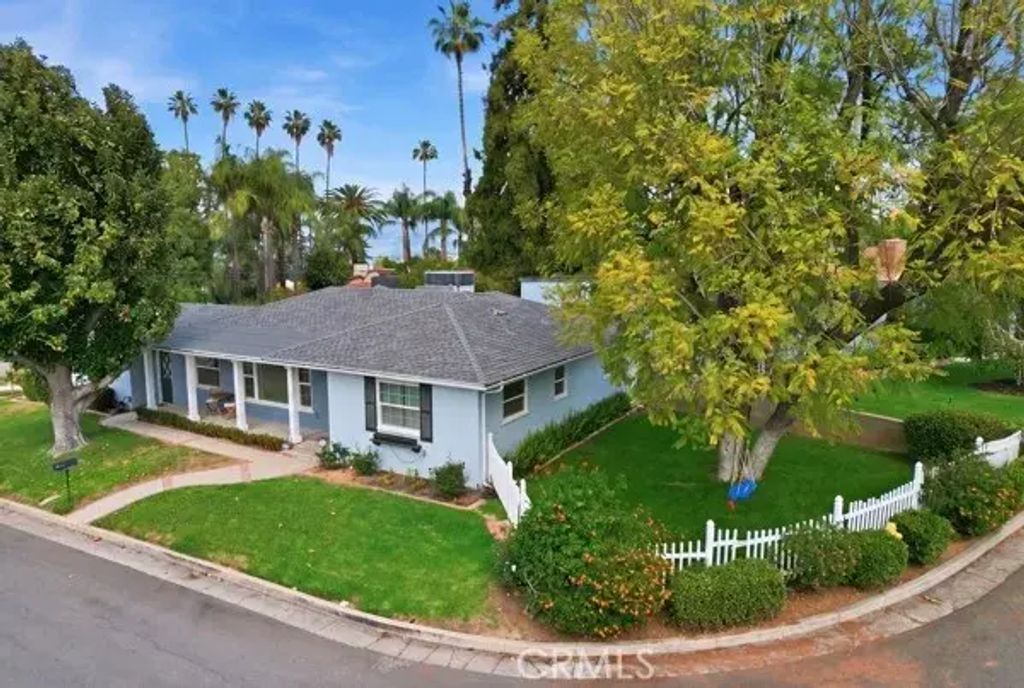 1329 La Loma, Redlands