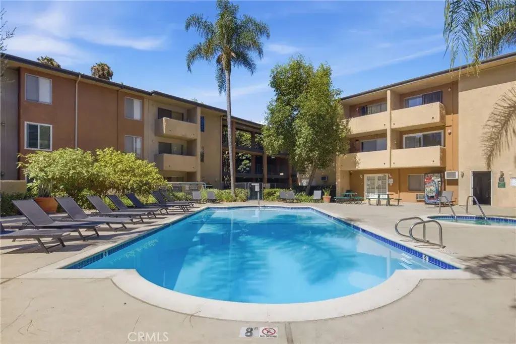 15425 Sherman Way 211, Van Nuys