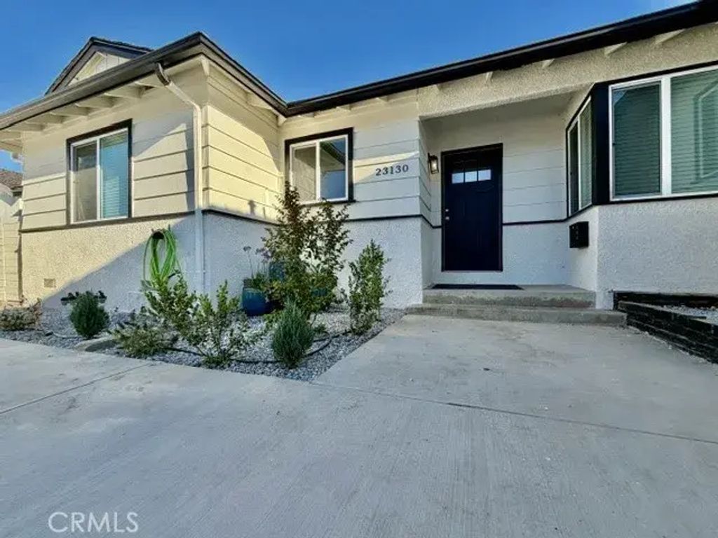23130 Hartland, West Hills