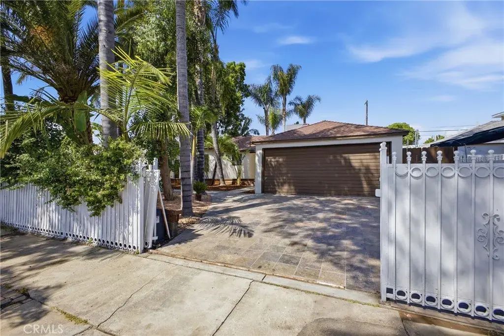 6845 Aura Avenue, Reseda